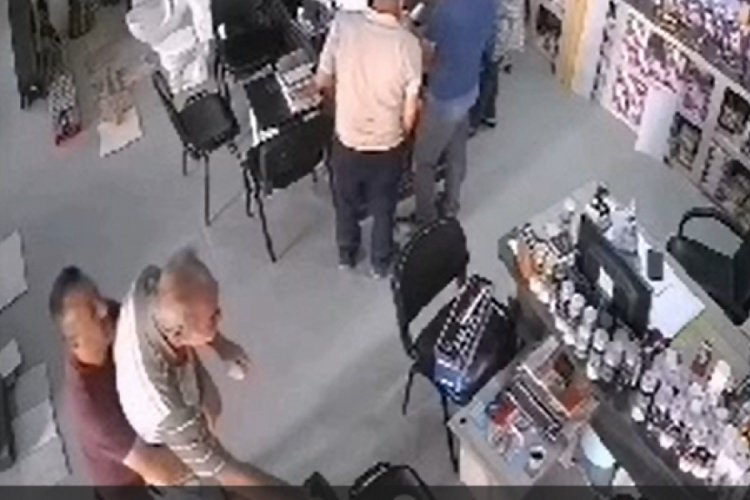 Tokat'ta boğazına ekmek takılan m&uuml;şteriyi Heimlich manevrası ile kurtardı