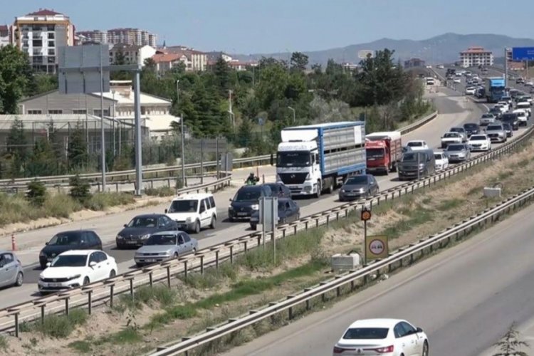 Bayramda 43 ilin ge&ccedil;iş g&uuml;zergahından 800 bin ara&ccedil; ge&ccedil;iş yaptı