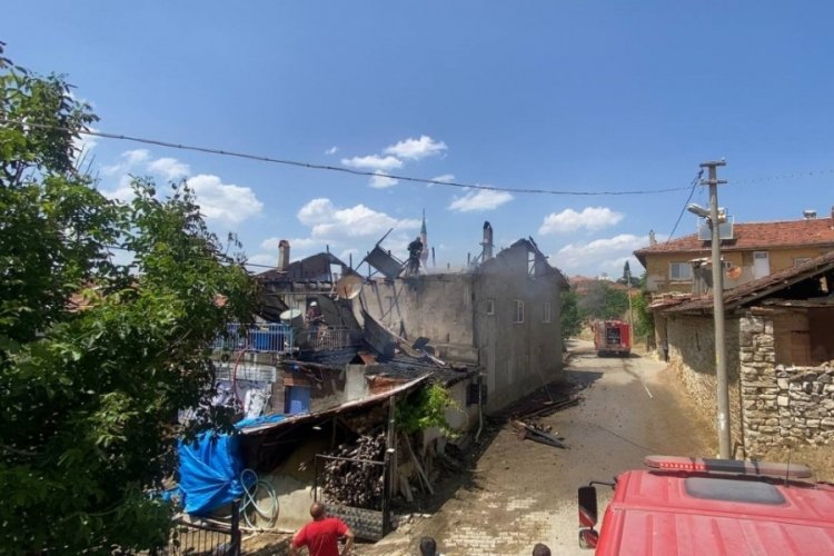 Uşak'ta &ccedil;ıkan yangın m&uuml;stakil evi kullanılmaz hale getirdi