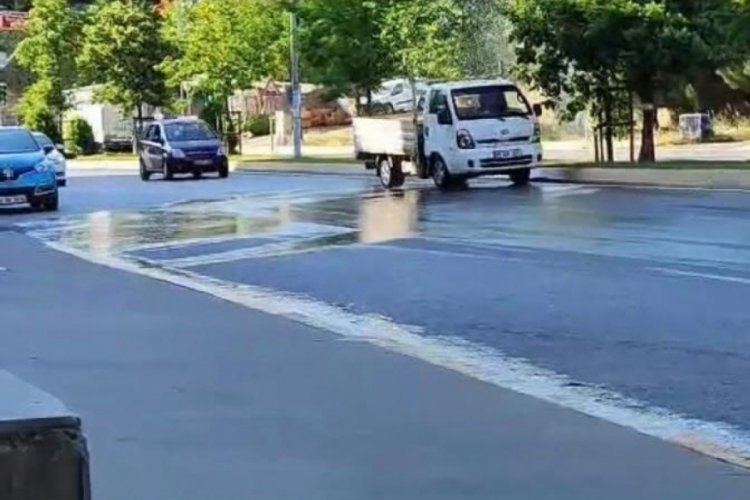 İstanbul'da su borusu patladı, s&uuml;r&uuml;c&uuml;ler arabalarını yıkadı