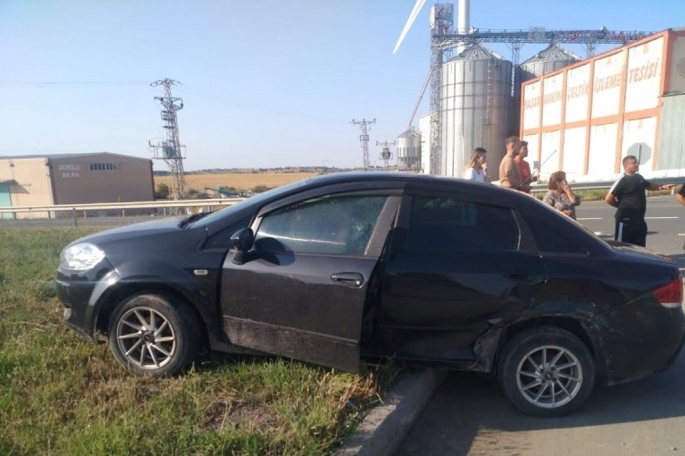 Edirne İpsala'da 2 otomobil &ccedil;arpıştı