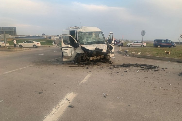 Ankara'da iş&ccedil;ileri taşıyan servis aracı kamyonla &ccedil;arpıştı: 10 yaralı