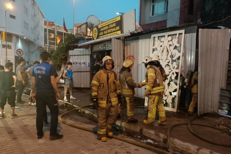 İstanbul G&uuml;ng&ouml;ren'de ikinci el eşya d&uuml;kkanında yangın