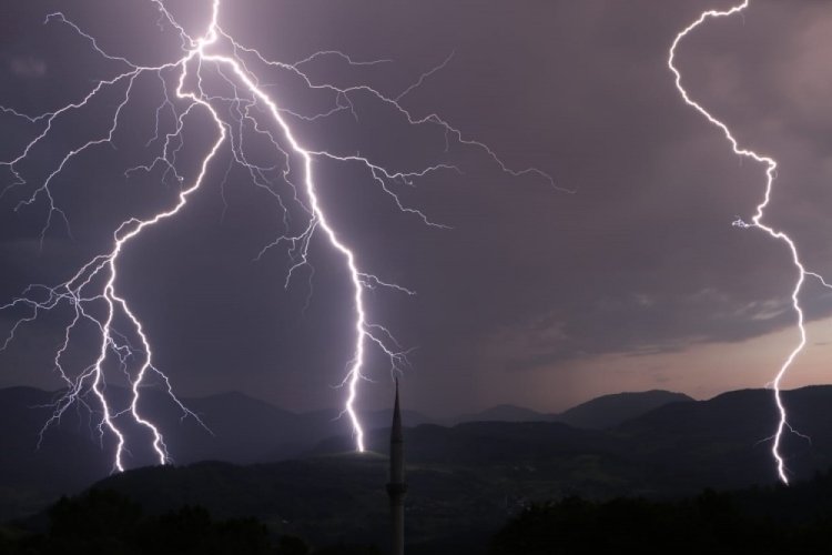 Zonguldak'ta şimşekler g&ouml;rsel ş&ouml;len oluşturdu