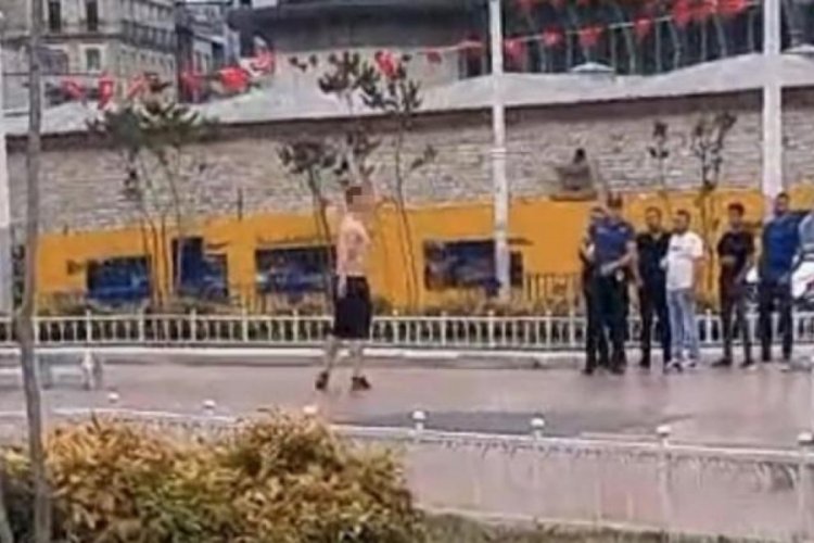 İstanbul'da bı&ccedil;akla kendini rehin aldı!