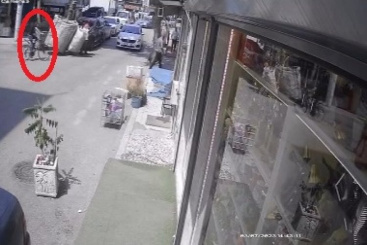 Bursa'da otomobil yolun karşısına ge&ccedil;en bisikletliye &ccedil;arptı