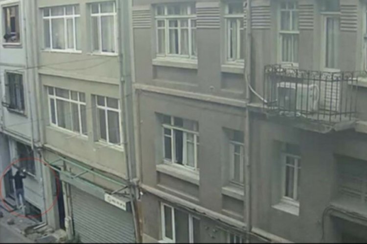 İstanbul'da ev sahibiyle karşılaşan hırsızın ka&ccedil;ışı kameraya yansıdı