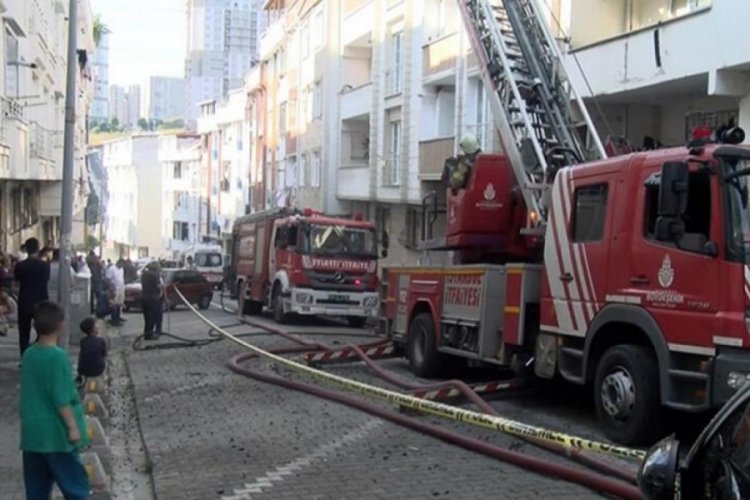 İstanbul'da binanın &ccedil;atısında &ccedil;ıkan yangın beş binanın &ccedil;atısına sı&ccedil;radı