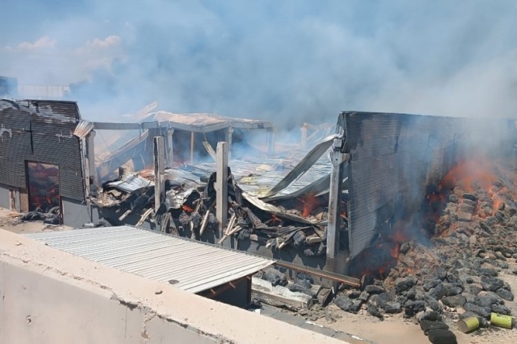 Gaziantep'te 4 saattir fabrika yangınına m&uuml;dahale ediliyor