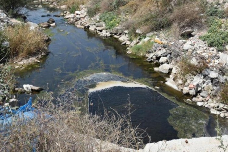 İzmir'in i&ccedil;me suyunu karşılayan baraj yakınına d&ouml;k&uuml;len &ccedil;&ouml;p ve moloza tepki