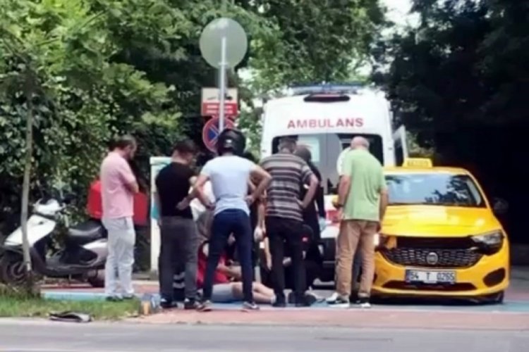 Sakarya'da taksi ile &ccedil;arpışan motosikletteki kurye yaralandı