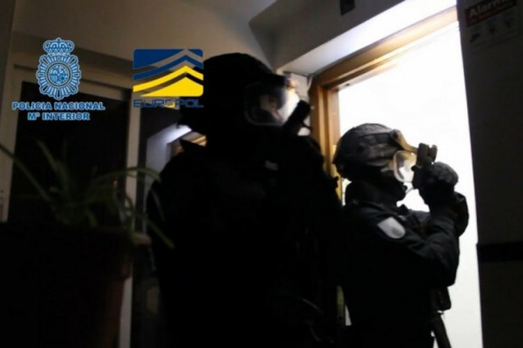 Avrupa'ya yasadışı g&ouml;&ccedil;men ka&ccedil;ıran &ccedil;ete &ccedil;&ouml;kertildi! 15 g&ouml;zaltı