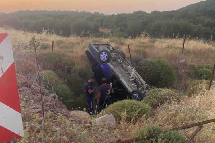 &Ccedil;anakkale'de ara&ccedil; şarampole yuvarlandı! 1 &ouml;l&uuml;, 1 yaralı