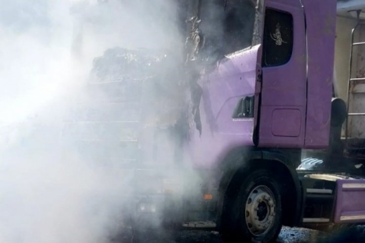 Kastamonu'da seyir halindeki tır yanarak k&uuml;le d&ouml;nd&uuml;