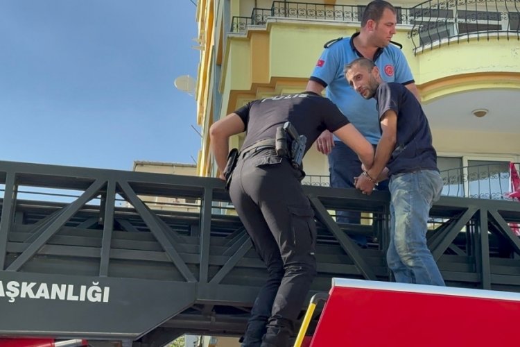 Gaziantep'te hırsızlar ka&ccedil;arken klimanın demirine asılı kaldılar