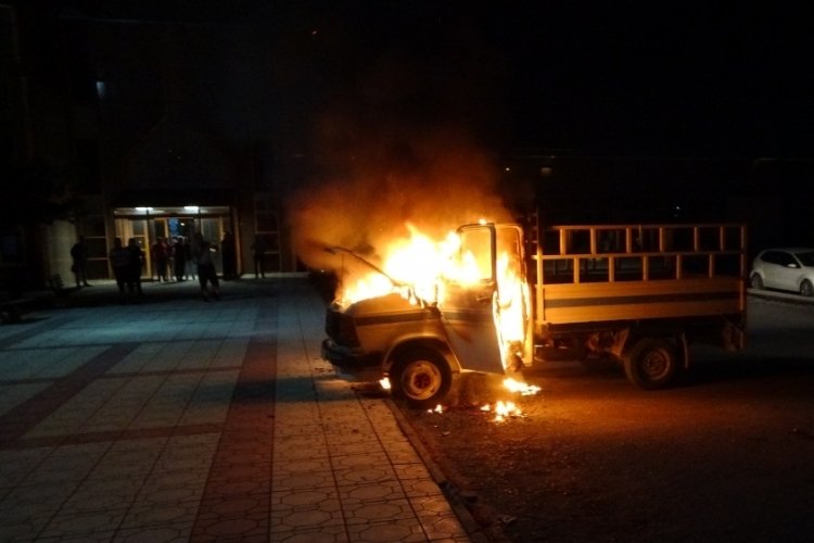 Malatya'da park halindeki kamyonet yanarak k&uuml;le d&ouml;nd&uuml;