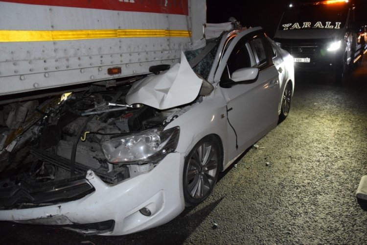Bilecik'te otomobil tıra arkadan &ccedil;arptı: 2 yaralı