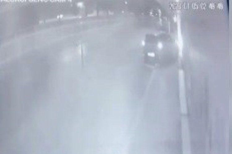 Direksiyonda sızdı, otomobiliyle d&uuml;kkana daldı!