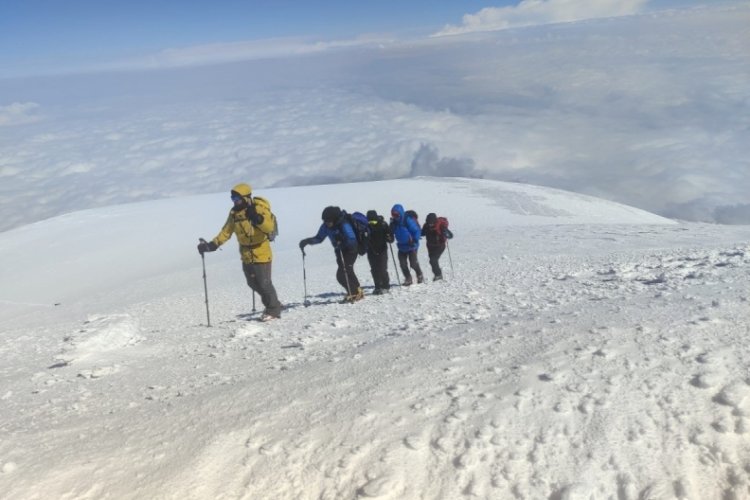 Yabancı turistler Ağrı Dağı zirvesinde
