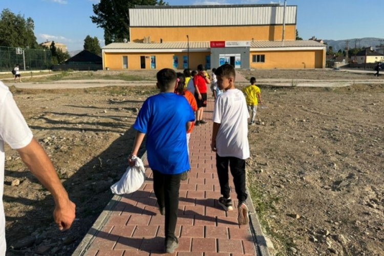 Hakkari'de &ouml;ğrenciler yaz spor okulunu halayla a&ccedil;tı