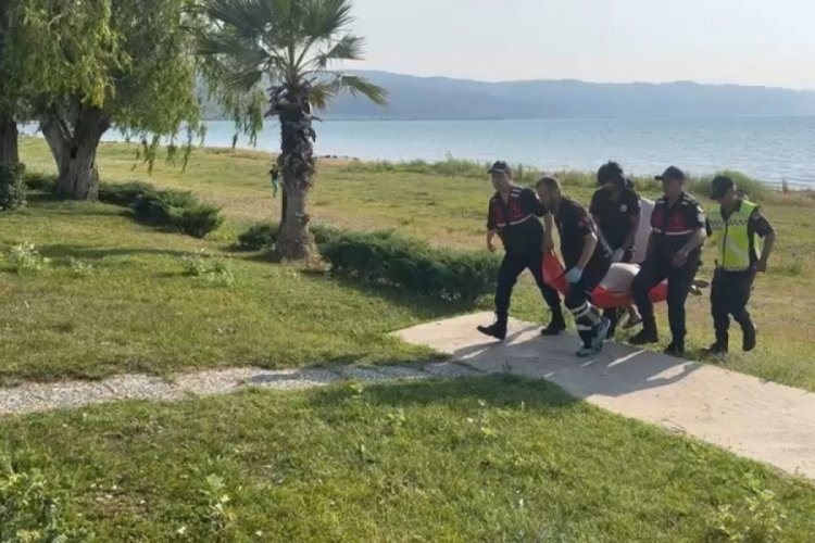 Bursa'da g&ouml;lde y&uuml;zen adam kalp krizi ge&ccedil;irip hayatını kaybetti