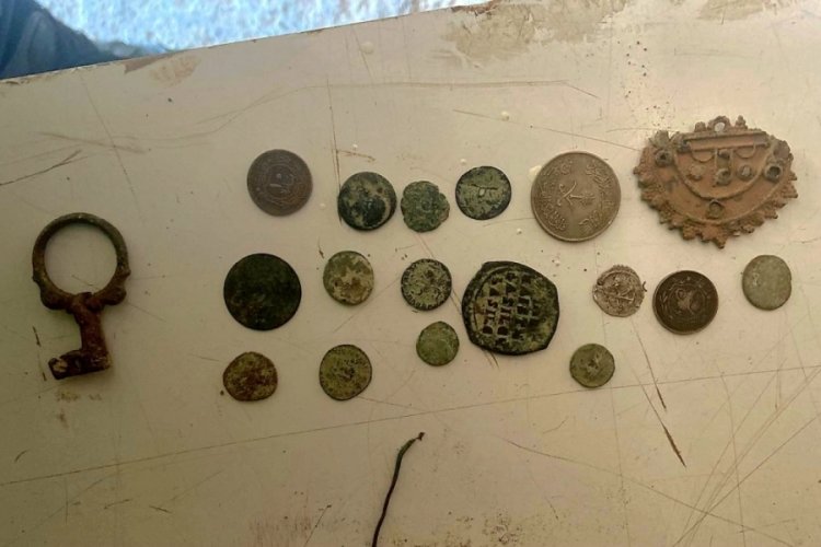 Bursa'da kaçak kazı şüphelisinin deposunda sikke bulundu 