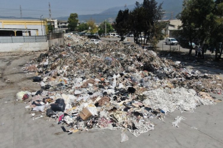İzmir'de oluşan &ccedil;&ouml;p dağları tepki topladı