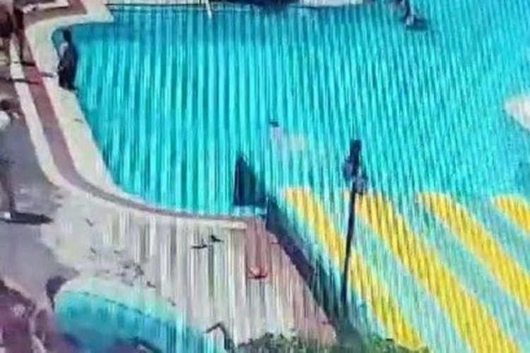 Antalya'da facia! Su parkında kaydıraktan kayarken başını &ccedil;arpan kişi &ouml;ld&uuml;
