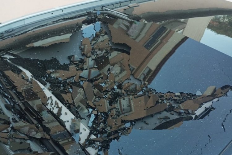 Bursa Orhangazi'de apartmandan atılan kemik cam tavanı kırarak hasara yol a&ccedil;tı!
