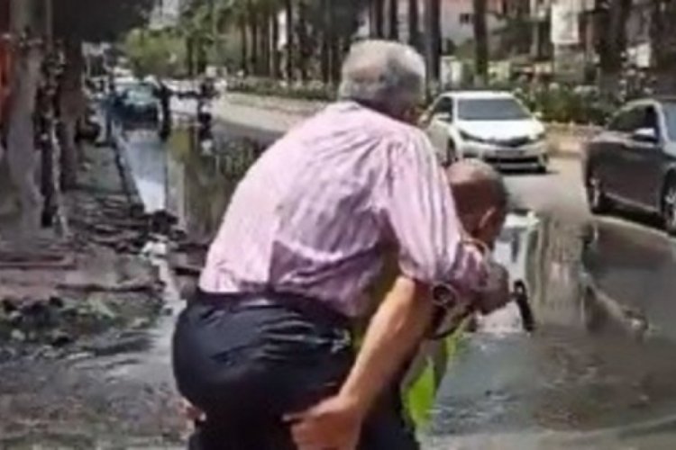 Hatay'da depremzedeyi sırtında taşıyan polis konuştu