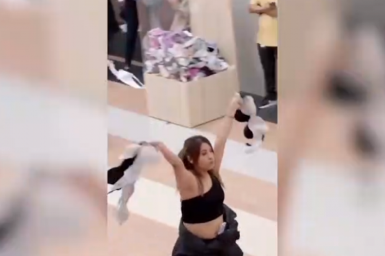 Kadınlar kendilerini &ouml;zg&uuml;r hissetmek i&ccedil;in s&uuml;tyenlerini kutuya attı!