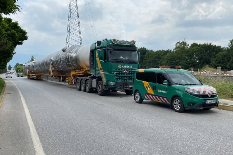 Kocaeli'de tonlarca ağırlığındaki y&uuml;kle yolda kalan tır i&ccedil;in kaldırımlar s&ouml;k&uuml;lecek