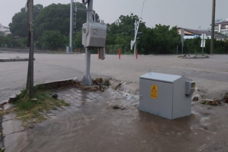 Aydın Kuyucak'ta sağanak hayatı fel&ccedil; etti