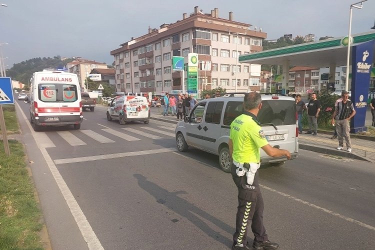 Zonguldak'ta otomobil yayalara &ccedil;arptı: 2 yaralı