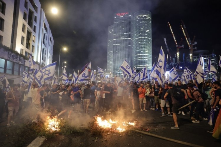 İsrail'de Tel Aviv Emniyet M&uuml;d&uuml;r&uuml;'n&uuml;n istifası sonrası sokaklar karıştı