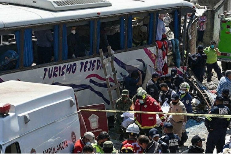 Meksika'da yolcu otob&uuml;s&uuml; şarampole yuvarlandı: 26 &ouml;l&uuml;