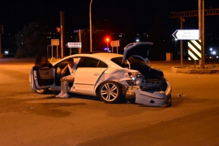 Kırıkkale'de iki ara&ccedil; &ccedil;arpıştı! 4 yaralı