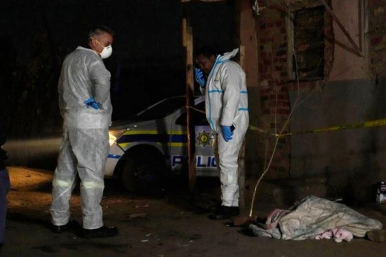 G&uuml;ney Afrika'da ş&uuml;pheli &ouml;l&uuml;m: 16 kişi &ouml;l&uuml; bulundu