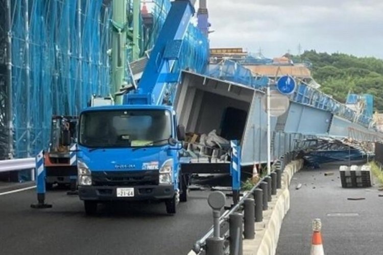 Japonya'da 140 tonluk &ccedil;elik levha 9 metre y&uuml;kseklikten d&uuml;şt&uuml;