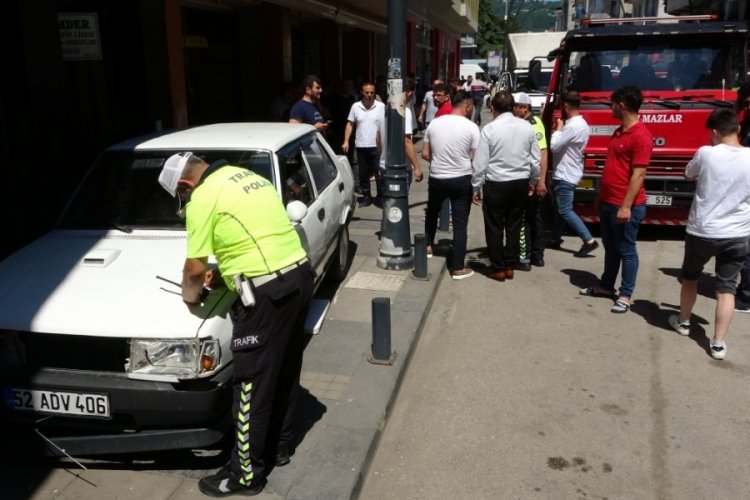 Ordu'da gaz teli takılı kalan otomobil kaldırıma &ccedil;ıktı: 2 yaralı