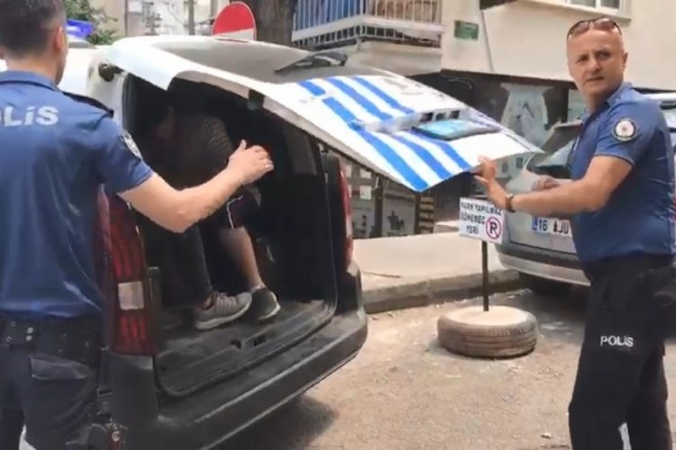 Bursa'da park kavgası! Baba-oğul bı&ccedil;aklandı
