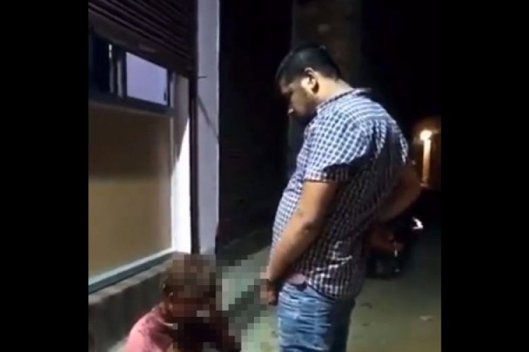 Hindistan'da iğren&ccedil; olay! &Ccedil;ocuğun &uuml;zerine idrarını yaptı