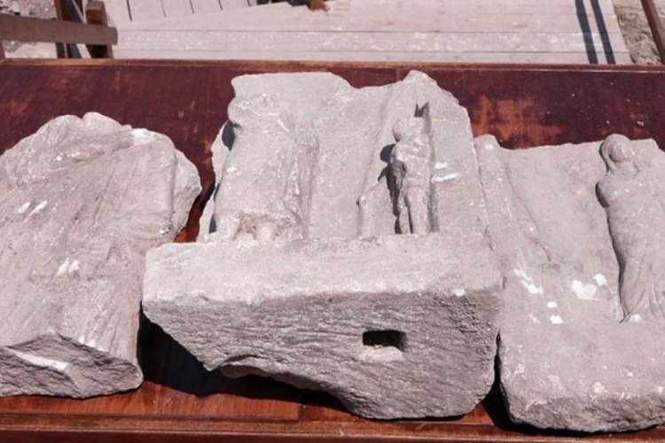 İstanbul'da Sara&ccedil;hane Arkeoloji Parkı'nda 3 mezar steli bulundu