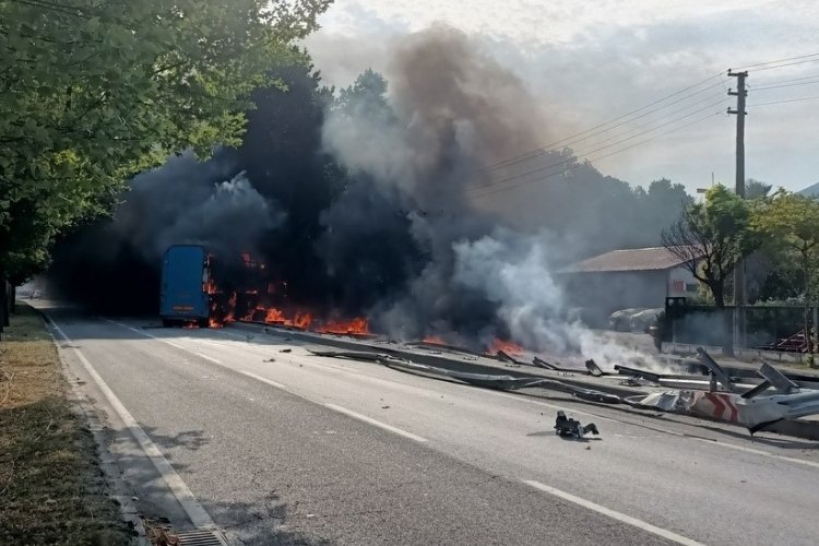 Sakarya D-650'de tır bomba gibi patladı, faciadan d&ouml;n&uuml;ld&uuml;