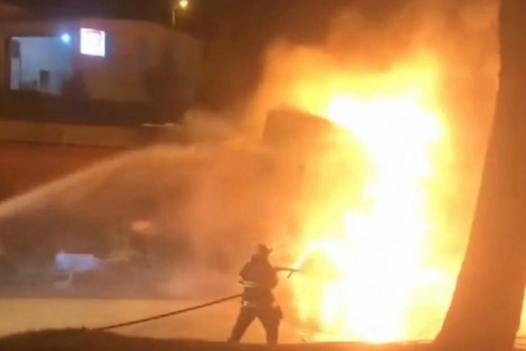 Eskişehir'de alkoll&uuml; s&uuml;r&uuml;c&uuml;n&uuml;n bariyerlere &ccedil;arptığı tır yanarak k&uuml;le d&ouml;nd&uuml;
