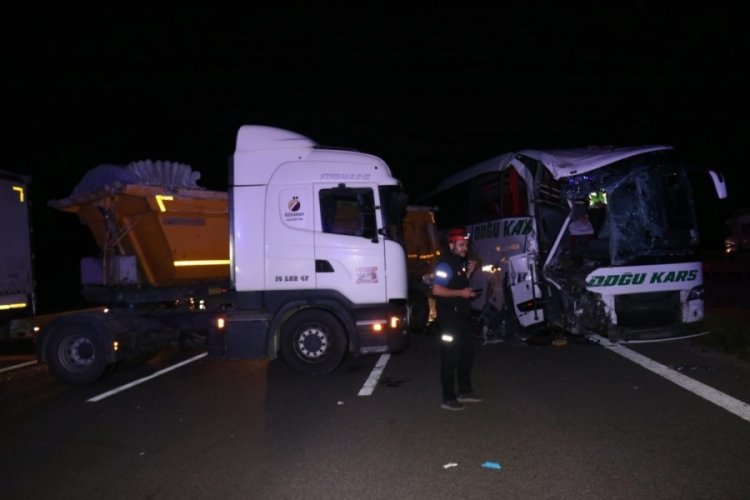 TEM'in Bolu ge&ccedil;işinde yolcu otob&uuml;s&uuml; ile tır &ccedil;arpıştı: 18 yaralı