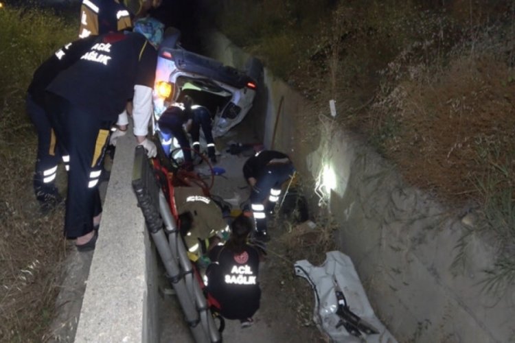Kırıkkale'de ara&ccedil; su kanalına devrildi! 2 kişi yaralandı