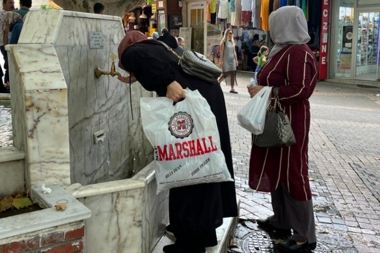 Pet şişe su zamlandı! Bursalı vatandaşlar &ccedil;eşmede sıraya girdi