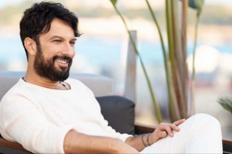 Tarkan, eşini &ouml;pt&uuml;ğ&uuml; fotoğrafı paylaşarak D&uuml;nya &Ouml;p&uuml;c&uuml;k G&uuml;n&uuml;'n&uuml; kutladı