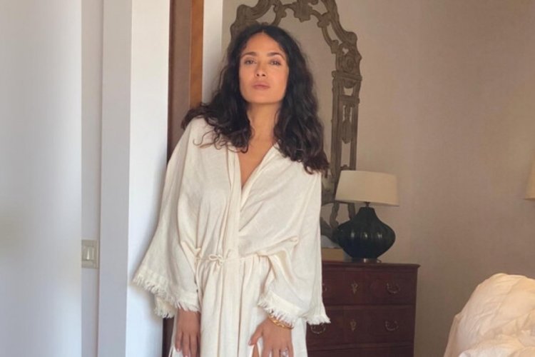 Salma Hayek'in bikinili pozu